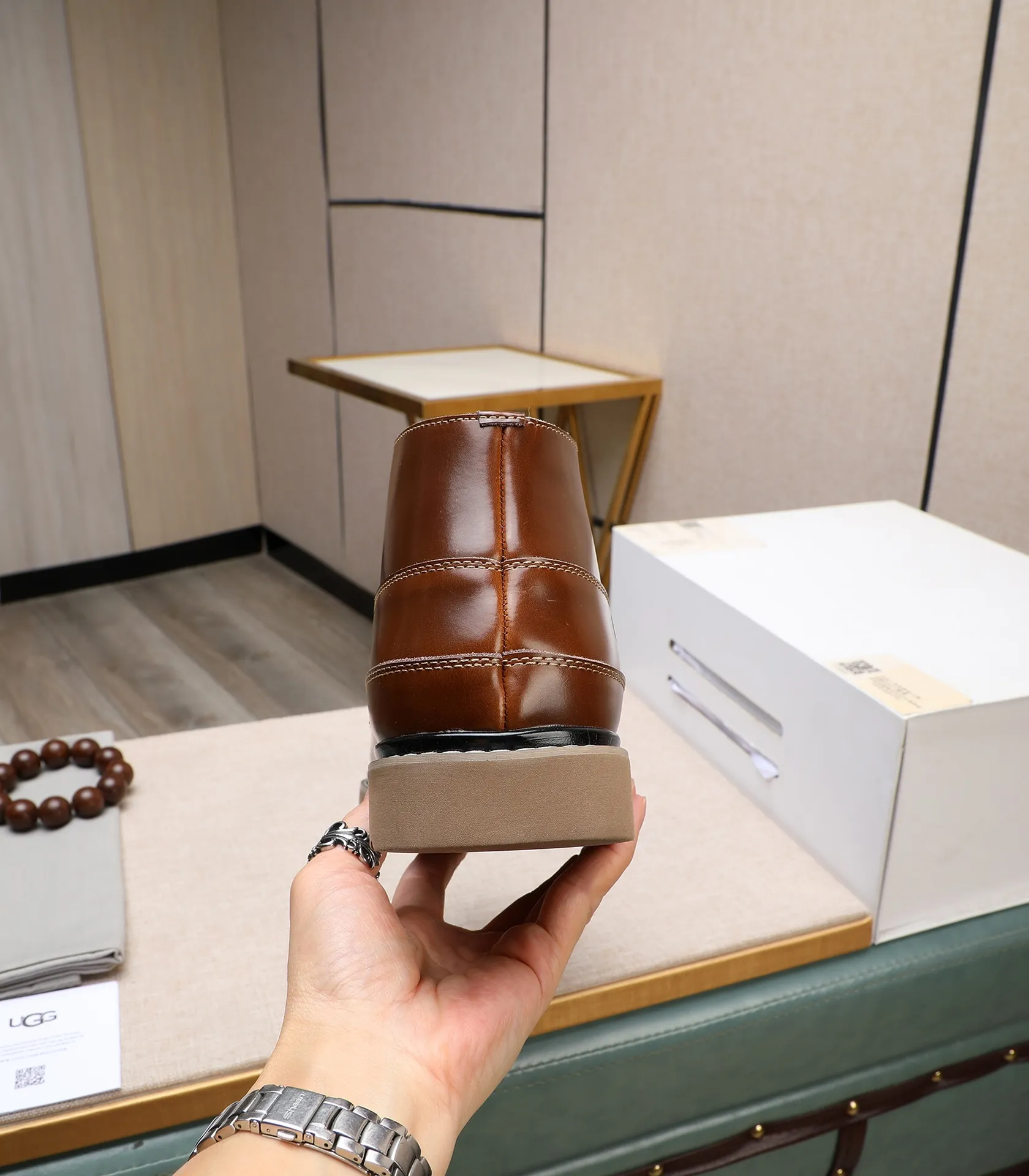 Men's shoes 💰600 (full genuine wool lining, 10% off for fake ones) Please note the quality of the original item and compare the thickness of the wool 🏮🏮 Popular UGG from Australia's warm luxury brand men's shoes, the official website is synchronized, Beckham men's style..., made of imported top-layer waxed cowhide, waxed toe cap, Australian real wool velvet lining Carefully sewn...Imported rubber Martin boots outsole (comfortable, soft, wear-resistant) The quality is really great...Exquisite workmanship, you can't put it down at first sight, size 38-44 (customized in 45)